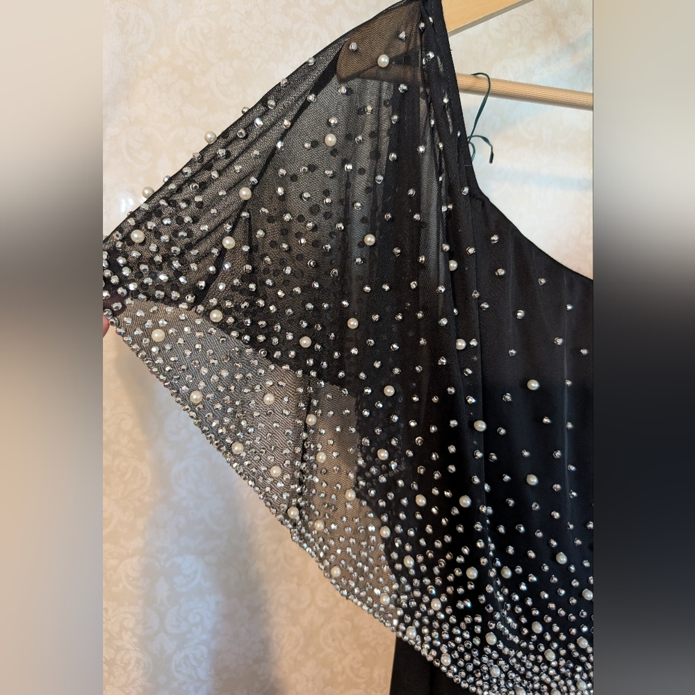 Roz & Ali Little Black Dress With Sheer Beaded Cape Neck Sleeve Detail Sz.Large - Picture 5 of 16